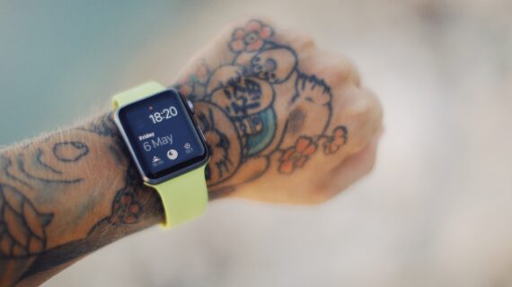 The Best of Smartwatch for Men: Apple Watch SE Waterproof